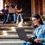 Universitetstrappa där folk sitter och studerar