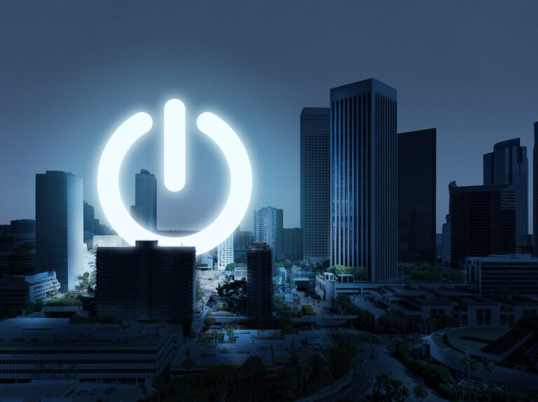 On-knapp i mörk stad