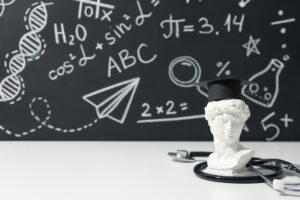 Svart tavla med vetenskapsformler uppskrivna