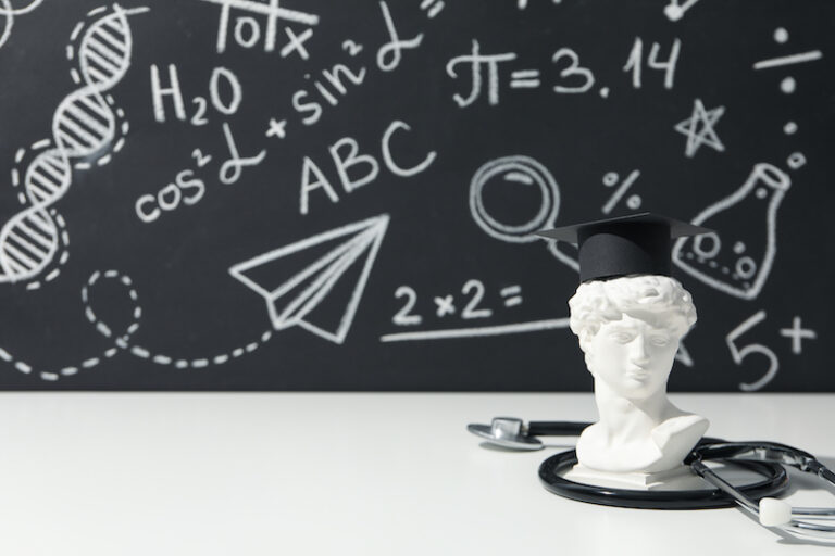 Svart tavla med vetenskapsformler uppskrivna