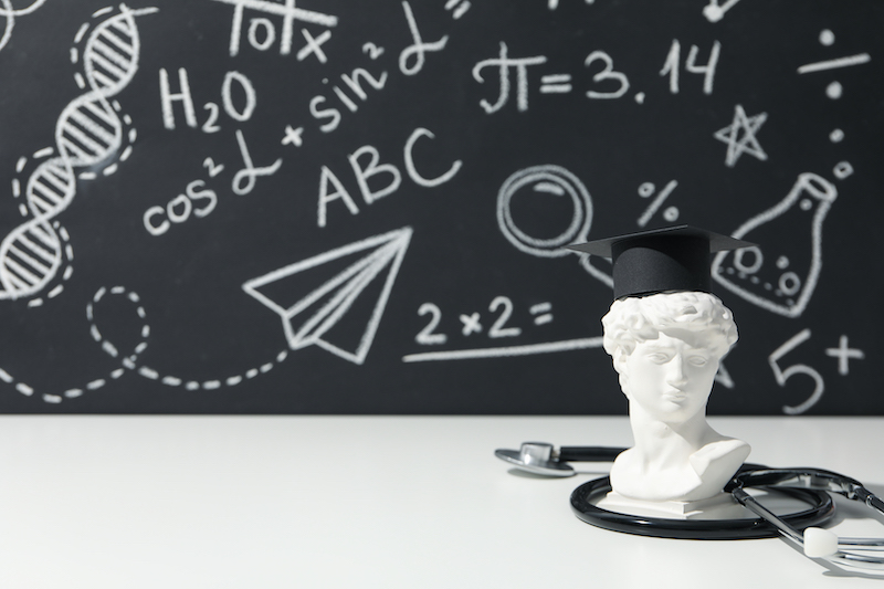 Svart tavla med vetenskapsformler uppskrivna